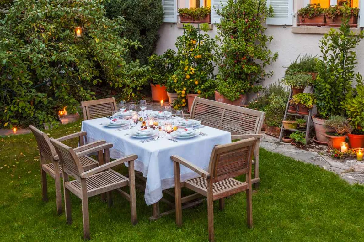 Gedeckter Tisch im Garten